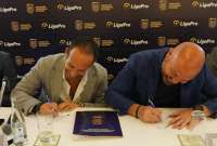 Francisco Egas (izq.) y Miguel Ángel Loor (der.) firmaron el convenio del VAR en el fútbol ecuatoriano.