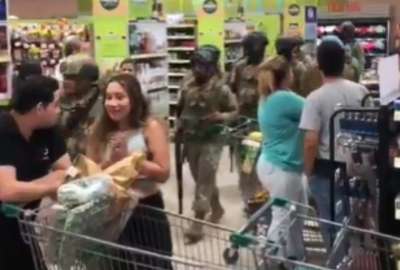 En redes sociales se comparti&oacute; el video de el apoyo que recibieron militares en un supermercado.