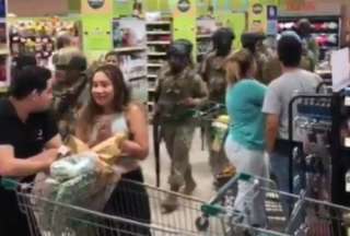 Ecuador: Donan bebidas y barras energ&eacute;ticas a militares