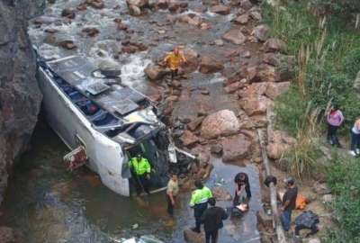 El bus cay&oacute; del puente y termin&oacute; en el r&iacute;o.