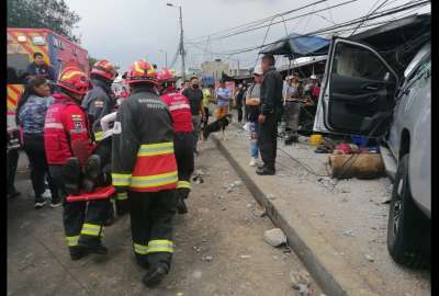 Una camioneta impact&oacute; contra un poste y una vivienda en Quito.