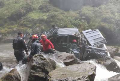 El auto cay&oacute; al r&iacute;o y muri&oacute; la conductora