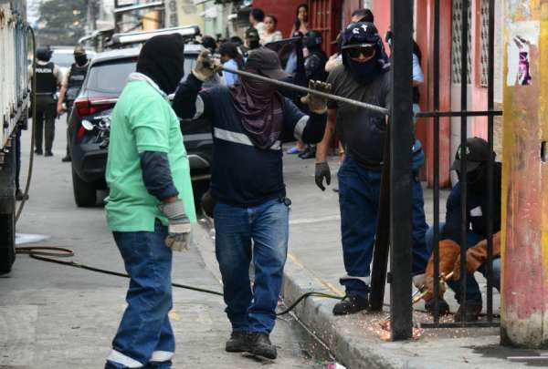 En dos barrios del sur de Guayaquil retiran vallas met&aacute;licas y c&aacute;maras clandestinas. 