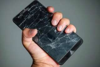 No utilice el celular si tiene el protector o la pantalla rota