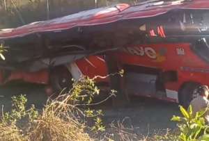 Un bus de la Cooperativa Putumayo se accident&oacute; en el kil&oacute;metro 5 de la v&iacute;a Pifo-Putumayo.