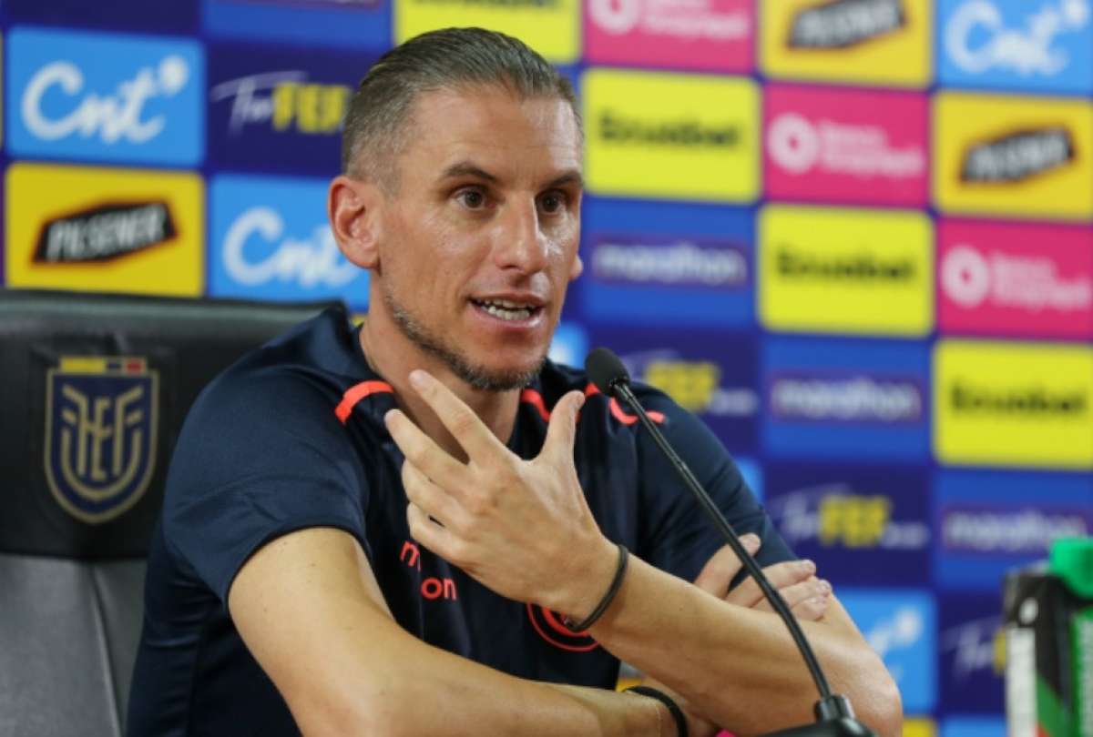 El director técnico también tuvo un "cruce verbal" con un periodista, por los jugadores que no convocó.