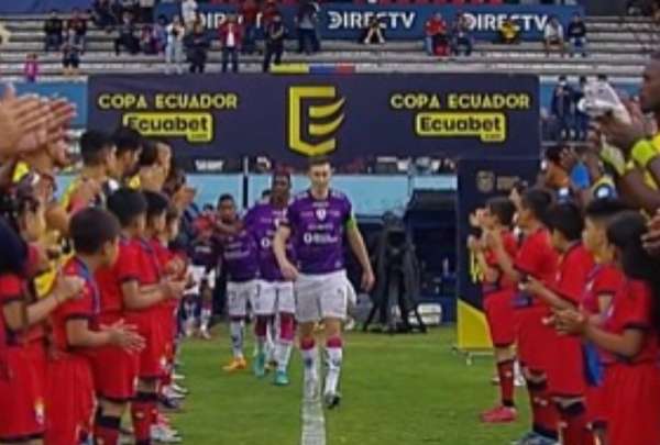 El plantel de El Nacional realiz&oacute; un pasillo de honor para el campe&oacute;n de la Copa Sudamericana