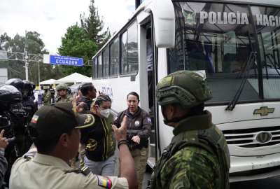 El grupo de personas privadas de libertad fue entregado en el puente de Rumichaca.