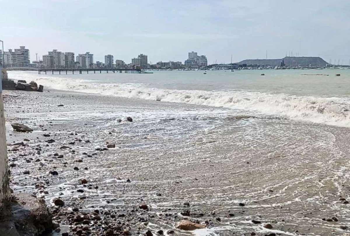 Las cámaras del ECU911 Samborondón registraron el desbordamiento del estero en varios puntos.