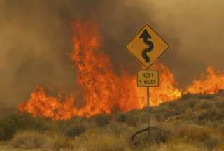 Incendios con remolinos de fuego a&uacute;n no se controlan en California