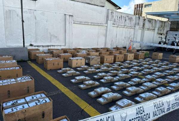 Seg&uacute;n las autoridades, la droga que se almacenaba en Pifo, Quito, ten&iacute;a como destino el mercado internacional. Hay dos detenidos.