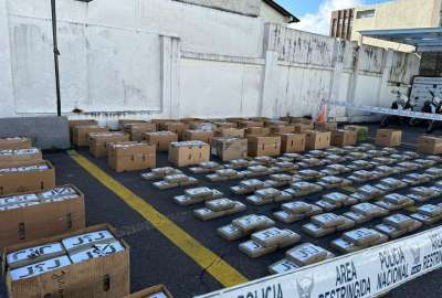 Seg&uacute;n las autoridades, la droga que se almacenaba en Pifo, Quito, ten&iacute;a como destino el mercado internacional. Hay dos detenidos.