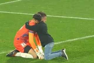 Invadi&oacute; la cancha para consolar al arquero de su equipo
