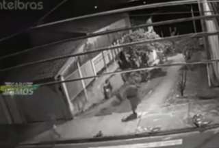 VIDEO: hombre huye de su esposa, un ladr&oacute;n de la polic&iacute;a y un gato de un perro