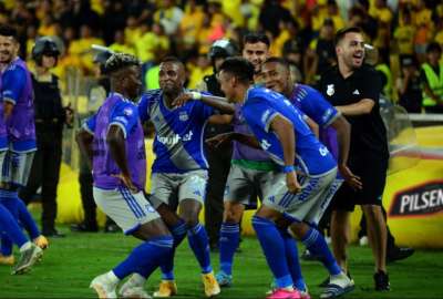 Miler Bola&ntilde;os festeja con sus compa&ntilde;eros tras la victoria sobre Barcelona
