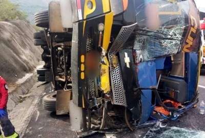 Un bus y un cami&oacute;n se accidentaron en Guayllabamba