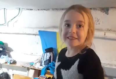 Ni&ntilde;a ucraniana canta una canci&oacute;n de Disney en un refugio subterr&aacute;neo en Kiev