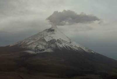 Volc&aacute;n Cotopaxi eman&oacute; una nube de gases y ceniza