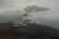 Volc&aacute;n Cotopaxi eman&oacute; una nube de gases y ceniza