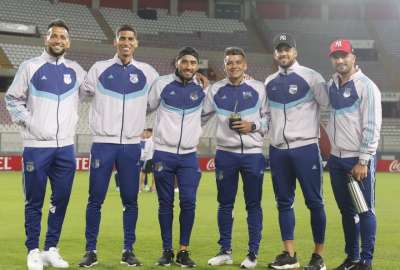 Los jugadores se tomaron fotograf&iacute;as en el estadio