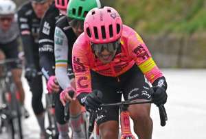 Richard Carapaz est&aacute; en puestos secundarios en la Tirreno Adri&aacute;tico
