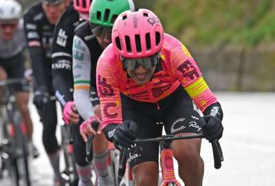 Richard Carapaz est&aacute; en puestos secundarios en la Tirreno Adri&aacute;tico