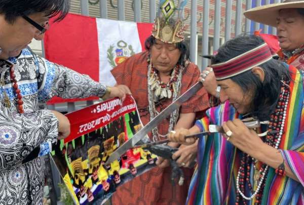 Hinchas peruanos realizan brujer&iacute;a en contra de Ecuador