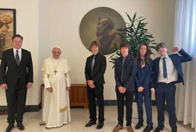 El millonario Elon Musk (izq.) acudi&oacute; a la cita con el Papa Francisco junto a sus hijos.