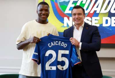 Mois&eacute;s Caicedo le obsequi&oacute; una camiseta autografiada del Chelsea al presidente Daniel Noboa. 