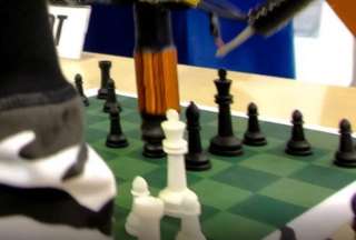 Un robot fractur&oacute; el dedo de un ni&ntilde;o en un torneo de ajedrez