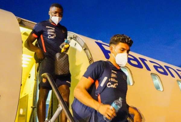 Jeremey Sarmiento (der.) y Sebasti&aacute;n M&eacute;ndez descienden del avi&oacute;n, en Ciudad del Este. 