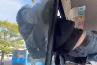 Ladr&oacute;n qued&oacute; atrapado en la ventana de un bus del que intent&oacute; escapar en Rusia
