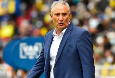 Tit&eacute;, DT de Brasil, da instrucciones durante el partido ente Ecuador y Brasil