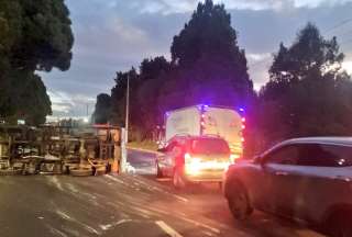 Cami&oacute;n se volc&oacute; en El Troje, al sur de Quito