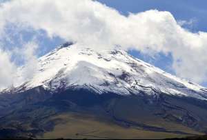 Cotopaxi emite una columna de vapor y gases