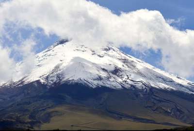 Cotopaxi emite una columna de vapor y gases