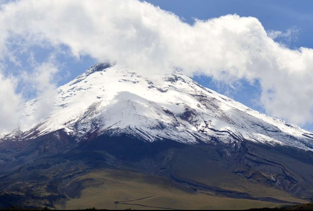 Cotopaxi emite una columna de vapor y gases