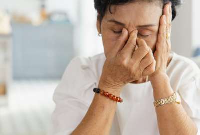&iquest;Experimentas cambios en tu cuerpo? Puede ser la menopausia y aqu&iacute; te mostramos los s&iacute;ntomas poco comunes.