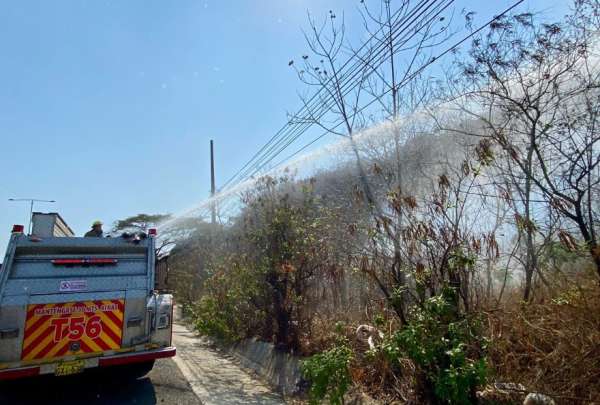 As&iacute; se coordinan los trabajos para liquidar el incendio forestal en la Perimetral, en Guayaquil. 