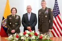 Laura Richardson, comandante del Comando Sur de Estados Unidos, junto a Luis Lara, ministro de Defensa, y Daniel Hokanson, comandante de la Guardia Nacional de los Estados Unidos.