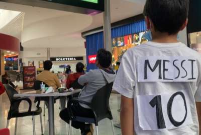 Un ni&ntilde;o ecuatoriano se hizo famoso en redes sociales por su versi&oacute;n de la camiseta de Leo Messi. 