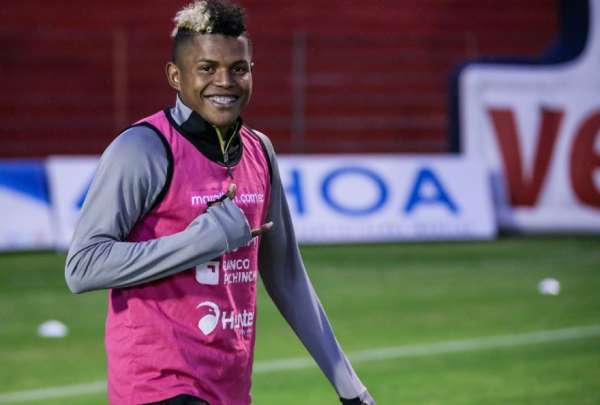 Alexander Bola&ntilde;os fue suspendido por la Ecuaf&uacute;tbol