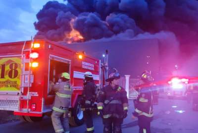 El Cuerpo de Bomberos de Guayaquil se uni&oacute; a los trabajos para sofocar las llamas en Dur&aacute;n.
