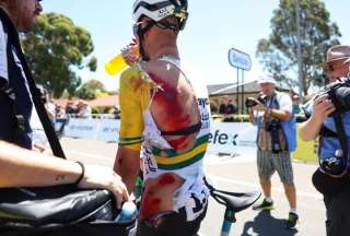 Ciclismo: La dolorosa imagen que dej&oacute; Luke Plapp tras una fuerte ca&iacute;da