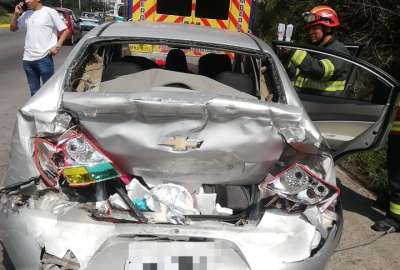Un autom&oacute;vil result&oacute; afectado por una colisi&oacute;n m&uacute;ltiple en la avenida Sim&oacute;n Bol&iacute;var.