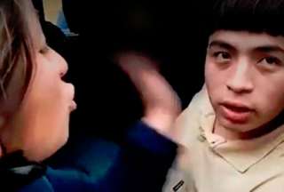 Mujer golpea a su hijo que fue detenido por robar en Per&uacute;
