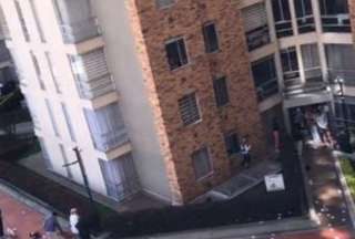 Mujer lanz&oacute; la ropa y cuadros de su marido por la ventana por infiel