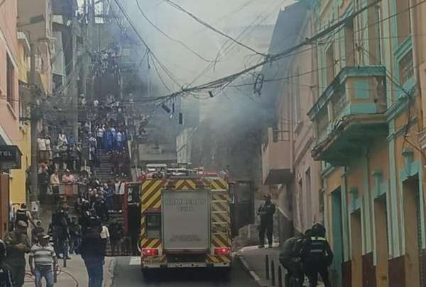 Bomberos atienden incendio estructural en el Centro Hist&oacute;rico.