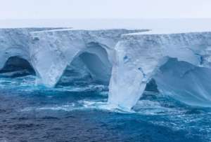 Tras a&ntilde;os de estar atrapado, A23a se libera y se dirige hacia aguas m&aacute;s c&aacute;lidas, con posibles efectos sobre el ecosistema ant&aacute;rtico.