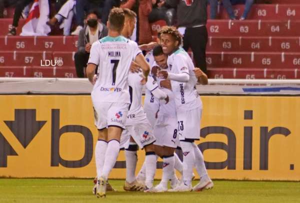 Alexander Alvardo (centro) es felicitado tras el gol que convirti&oacute; a Mushuc Runa